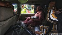 Petugas memeriksa sebuah mobil dengan sejumlah barang bawaan padat.