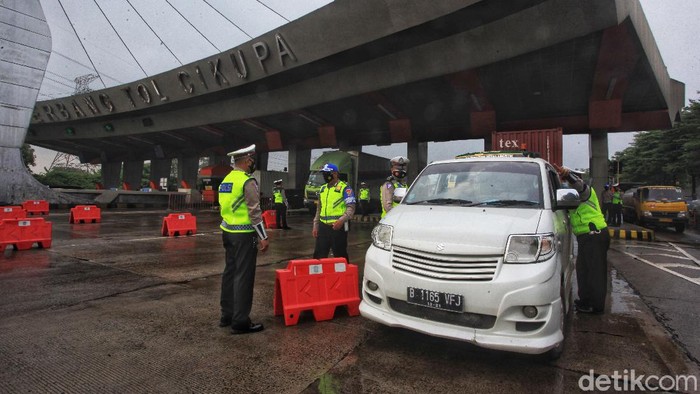 Petugas kepolisian melakukan penyekatan arus mudik di Gerbang Tol Cikupa, Banten, Kamis (5/5/2021).