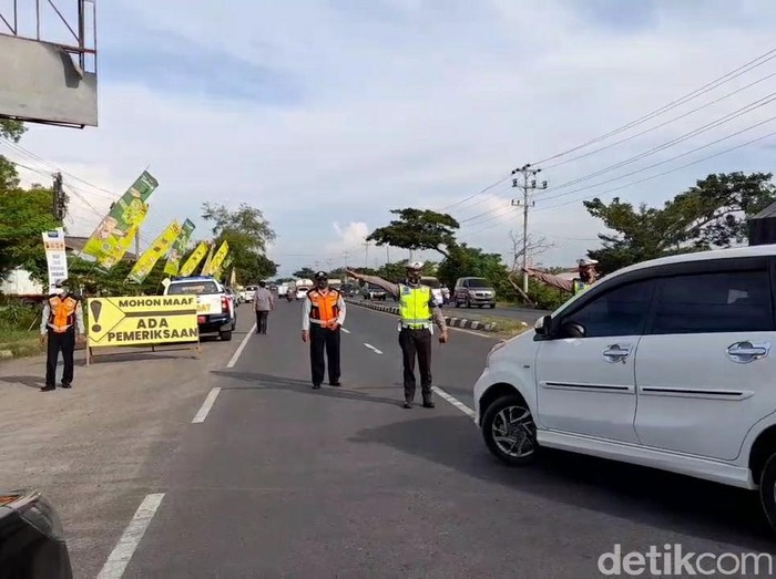 Suasana penyekatan mudik di jalur Pantura, Pos Kecipir, Brebes, Kamis (6/5/2021).
