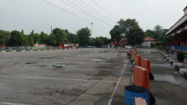 Suasana Terminal Kampung Rambutan saat masa larangan mudik, Kamis (6/5/2021),