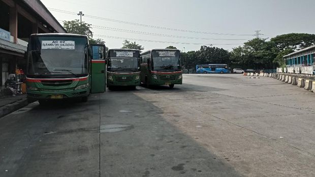 Suasana Terminal Kampung Rambutan saat masa larangan mudik, Kamis (6/5/2021),