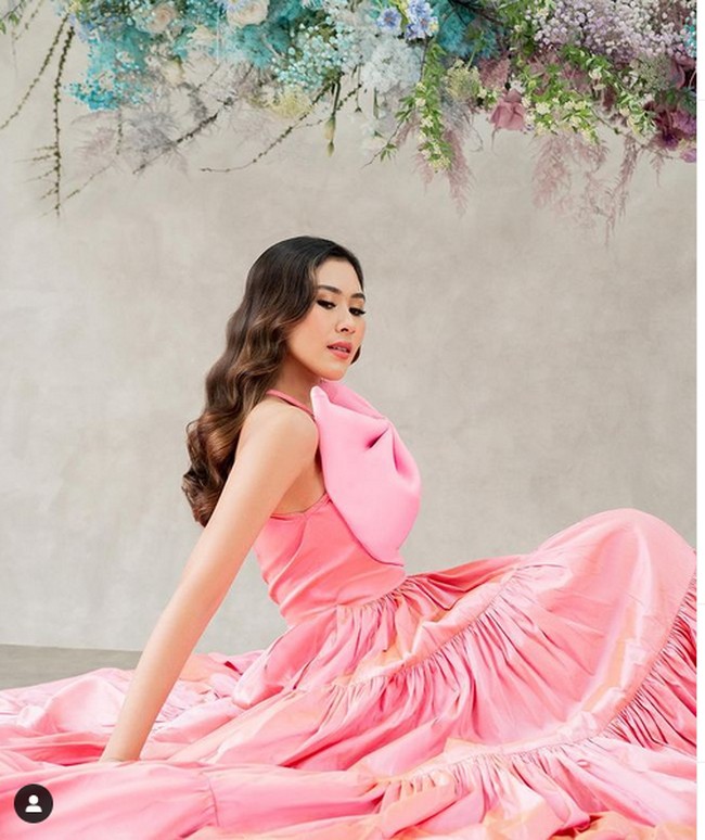 Istri dari musisi Ritchie Ismail ini lebih sering mengenakan busana chic dan feminin. Foto: Instagram/@syahnazs, @nissyaa