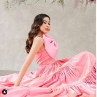 Istri dari musisi Ritchie Ismail ini lebih sering mengenakan busana chic dan feminin. Foto: Instagram/@syahnazs, @nissyaa