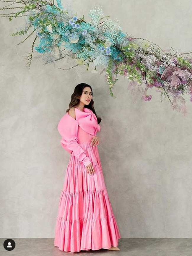 Syahnaz juga kerap menampilkan gaya busananya di Instagram. Foto: Instagram/@syahnazs, @nissyaa