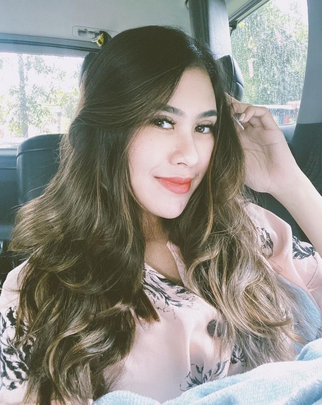 Syahnaz juga mengandalkan riasan wajah dan rambut feminin. Dia selalu tampil dengan rambut panjang digerai dan ditata bergelombang. Foto: Instagram/@syahnazs, @nissyaa