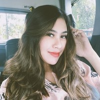 Syahnaz juga mengandalkan riasan wajah dan rambut feminin. Dia selalu tampil dengan rambut panjang digerai dan ditata bergelombang. Foto: Instagram/@syahnazs, @nissyaa