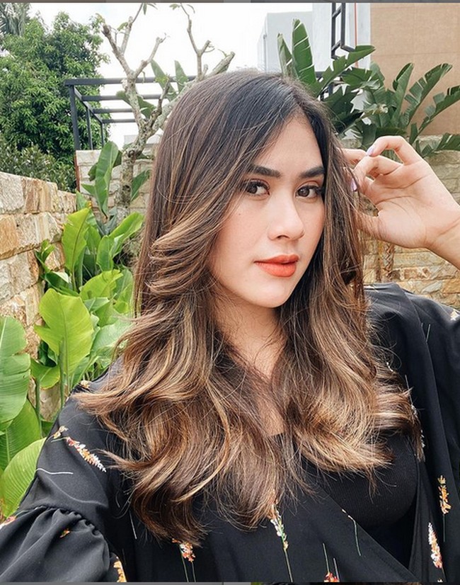 Wanita bernama lengkap Syahnaz Sadiqah ini ini memiliki 25,3 juta pengikut di Instagram dan 3,5 juta pengikut di TikTok. Foto: Instagram/@syahnazs, @nissyaa