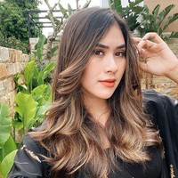 Wanita bernama lengkap Syahnaz Sadiqah ini ini memiliki 25,3 juta pengikut di Instagram dan 3,5 juta pengikut di TikTok. Foto: Instagram/@syahnazs, @nissyaa