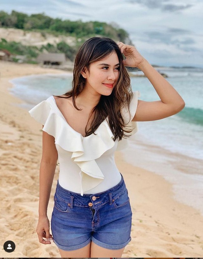 Unggahan di akun TikTok @syahnazsadiqah itu pun mendapatkan 355 ribuan lebih like dan ribuan komentar. Banyak netizen berasumsi kalau video tersebut menyindir Ayu Ting Ting yang sempat digosipkan menjalin hubungan khusus dengan Raffi Ahmad. Foto: Instagram/@syahnazs, @nissyaa