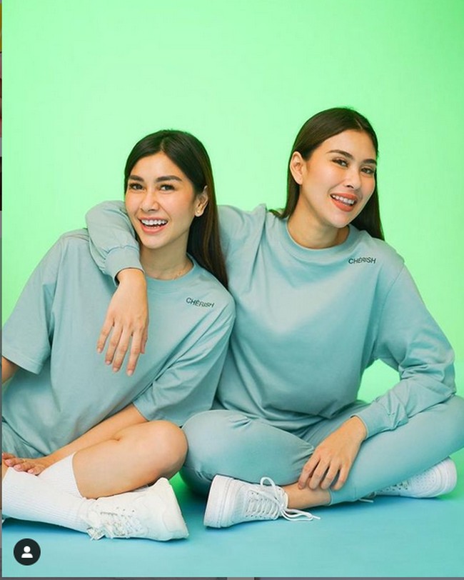 Dua adik Raffi Ahmad, Syahnaz dan Nisya mencuri perhatian netizen dengan unggahan video terbarunya di TikTok. Foto: Instagram/@syahnazs, @nissyaa