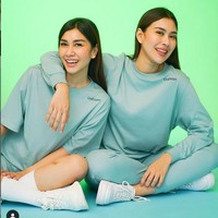 Dua adik Raffi Ahmad, Syahnaz dan Nisya mencuri perhatian netizen dengan unggahan video terbarunya di TikTok. Foto: Instagram/@syahnazs, @nissyaa