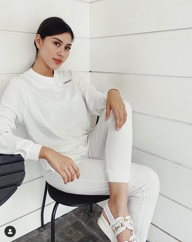 Instagram dijadikan Syahnaz sebagai platform untuk endorsement dan berbagi tentang aktivitas kesehariannya. Foto: Instagram/@syahnazs, @nissyaa