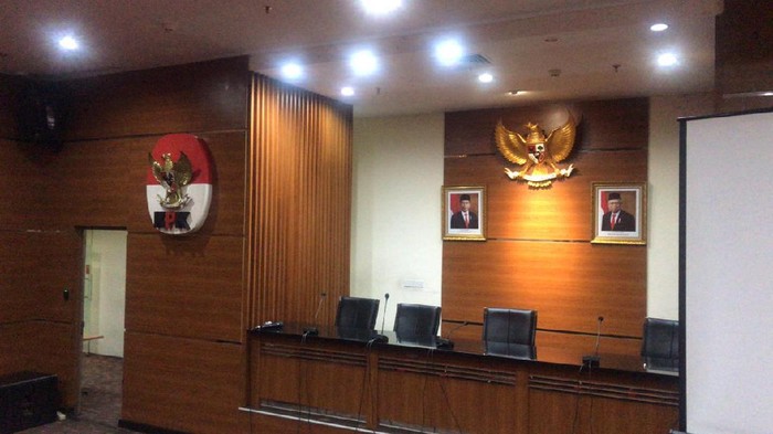 Tak Ada Lagi Logo KPK di Antara Foto Jokowi-Maruf di Ruang Jumpa Pers (Foto: Azhar Bagas/detikcom)