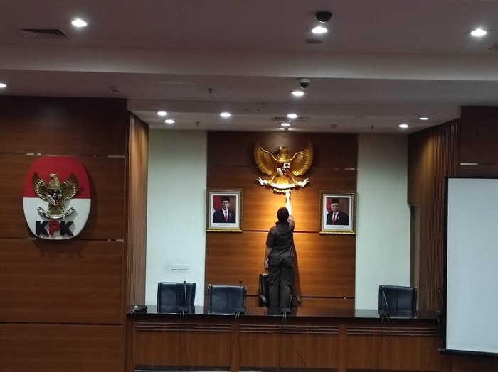 Tak Ada Lagi Logo KPK di Antara Foto Jokowi-Maruf di Ruang Jumpa Pers (Foto: Azhar Bagas/detikcom)