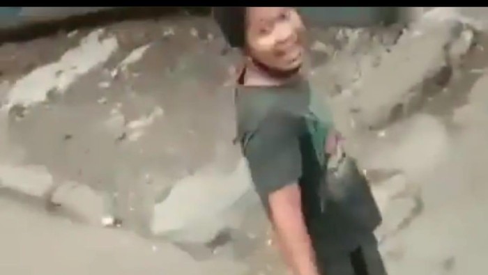 Tangkapan layar video viral preman palak sopir truk di Cakung, Jaktim. Foto screenshot Instagram
