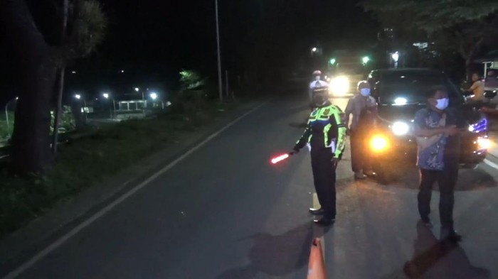 Terhitung mulai pukul 00.00 WIB malam ini, dua titik penyekatan mudik di Trenggalek mulai diaktifkan, petugas gabungan dari kepolisian, TNI, Satpol PP hingga dinas kesehatan disiagakan 24 jam penuh.
