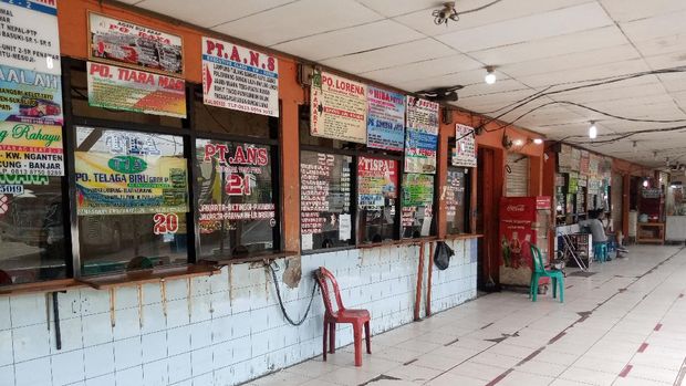 Suasana di loket pembelian tiket Terminal Kalideres, Jakbar, Kamis (6/5/2021).