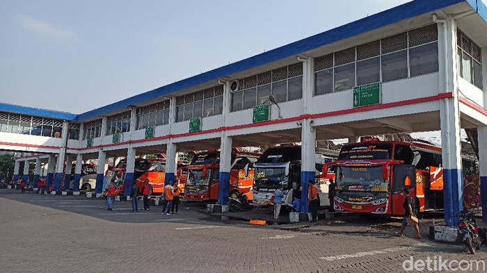 Di hari pertama penyekatan mudik, Terminal Purabaya terpantau sepi. Hanya ada beberapa Bus Antar Kota Antar Provinsi (AKAP) yang tampak menunggu penumpang.