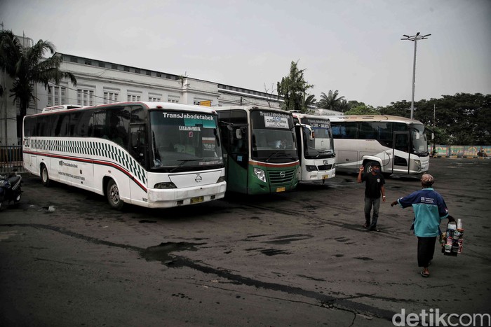 Suasana sepi di kawasan Terminal Tanjung Priok, Jakarta Utara, Kamis (6/5).