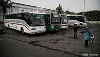 Saat ini yang disana hanya bus Jabodetabek, busway dan beberapa angkot.  