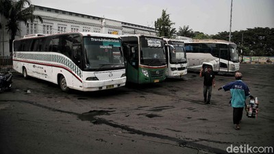 Hari Pertama Larangan Mudik Terminal Tanjung Priok Sepi