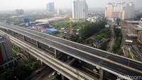 Semua kendaraan yang melintas dari Tol JORR maupun dari Tol Dalam Kota akan diarahkan ke bawah ke titik penyekatan yang telah ditentukan aparat kepolisian.