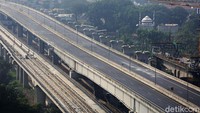 Arus lalu lintas tampak lengan karena hanya ruas jalan tol yang mengarah ke Jakarta yang dibuka.