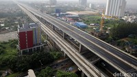 Sementara itu arus lalu lintas di bawah tol layang tampak ramai lancar.