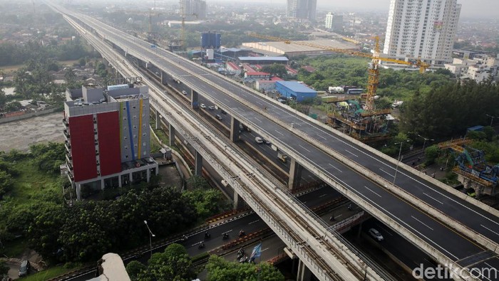 Polisi melakukan rekayasa lalu lintas untuk mendukung kebijakan larangan mudik 6-17 Mei 2021. Salah satunya dengan menutup arus lalu lintas di Jalan Layang Tol Syeikh Mohammed Bin Zayed (MBZ).