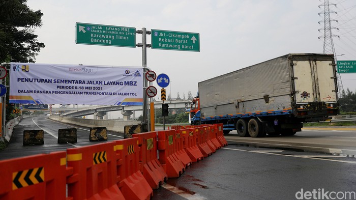Tol Layang MBZ Ditutup Selama Larangan Mudik 2021 Polisi melakukan rekayasa lalu lintas untuk mendukung kebijakan larangan mudik 6-17 Mei 2021. Salah satunya dengan menutup arus lalu lintas di Jalan Layang Tol Syeikh Mohammed Bin Zayed (MBZ).