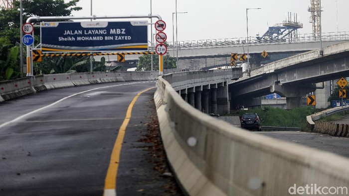 Polisi merekayasa lalu lintas untuk mendukung kebijakan larangan mudik 2021. Salah satunya dengan menutup Jalan Layang Tol Syeikh Mohammed Bin Zayed (MBZ).