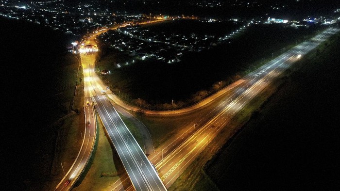 Suasana ruas Jalan Tol Kanci-Pejagan yang sepi di simpang susun Pejagan, Brebes, Jawa Tengah, Kamis (6/5/2021). Di hari pertama penerapan larangan mudik 2021 sejumlah ruas tol Trans Jawa di Jawa Tengah sepi yang didominasi kendaraan angkutan barang. ANTARA FOTO/Hafidz Mubarak A/foc.