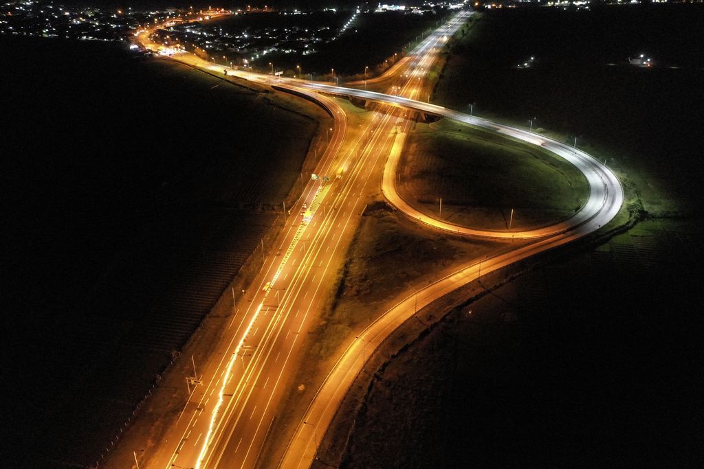 Suasana ruas Jalan Tol Kanci-Pejagan yang sepi di simpang susun Pejagan, Brebes, Jawa Tengah, Kamis (6/5/2021). Di hari pertama penerapan larangan mudik 2021 sejumlah ruas tol Trans Jawa di Jawa Tengah sepi yang didominasi kendaraan angkutan barang. ANTARA FOTO/Hafidz Mubarak A/foc.