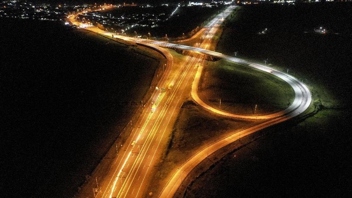 Suasana ruas Jalan Tol Kanci-Pejagan yang sepi di simpang susun Pejagan, Brebes, Jawa Tengah, Kamis (6/5/2021). Di hari pertama penerapan larangan mudik 2021 sejumlah ruas tol Trans Jawa di Jawa Tengah sepi yang didominasi kendaraan angkutan barang. ANTARA FOTO/Hafidz Mubarak A/foc.