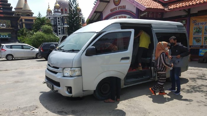 travel gelap dari Rembang - Jawa Tengah yang mengangkut penumpang untuk mudik ke beberapa kota di jatim berhasil diamankan di Perbatasan Jatim- Jateng persisnya di  Jalan Tuban - Bancar Desa Sukolilo Kecamatan Bancar Tuban.