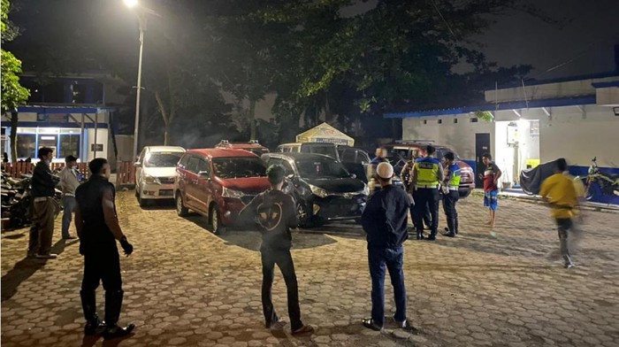 Sejumlah travel gelap yang membawa pemudik terjaring razia polisi di Cianjur.