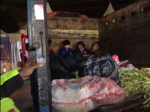 Pemudik Nekat Naik Truk Sayur, Awas! Ini Bahayanya