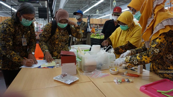 Wali Kota Mojokerto Ika Puspitasari mengecek stok dan harga kebutuhan pokok menjelang lebaran