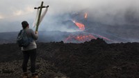 Umat Katolik mengambil bagian dalam ziarah untuk berdoa bagi penurunan aktivitas gunung berapi Pacaya, di San Vicente Pacaya, Guatemala, Rabu (5/5/2021) waktu setempat.  