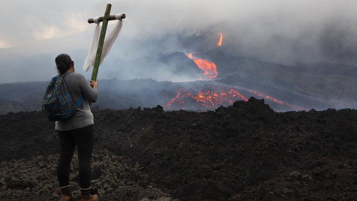 Warga Guatemala Gelar Doa Untuk Gunung Berapi Pacaya Lava flows down the slopes of Pacaya volcano in San Vicente Pacaya, Guatemala, Wednesday, May 5, 2021. The volcano, just 50 kilometers (31 miles) south of Guatemala's capital, has been active since early February. (AP Photo/Moises Castillo)