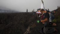 Warga menggelar doa memohon untuk penurunan aktivitas gunung tersebut.  