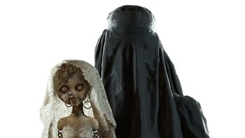 Penjahat terakhir adalah Donna Beneviento yang selalu membawa boneka kesayangannya bernama Anggie. Ia menjadi salah satu penjahat yang cukup menyeramkan di Resident Evil: Village. Foto: (Capcom).