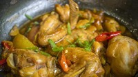 Semur ayam yang rasanya gurih manis selalu jadi favorit keluarga, termasuk anak-anak. Bisa ditambahkan telur ayam dan tahu. Lihat cara meracik bumbunya di resep ini. Foto: detikfood/iStock