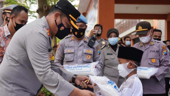 50 Ribu masker dan 4,7 Ton beras digelontor ke dhuafa, yatim piatu dan warga kurang mampu di pelosok-pelosok desa Bojonegoro.