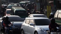 Antrean kendaraan terjadi dari kawasan Ciguruwik Cileunyi hingga Bunderan Cibiru.