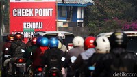 Kemacetan ini terjadi akibat adanya pelambatan arus lalu lintas di Bunderan Cibiru karena ada check point larangan mudik.