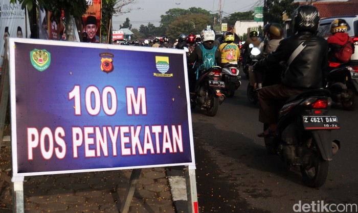 Kemacetan terjadi di Jalan Raya Cileunyi-Cibiru, Bandung, Jawa Barat, Jumat (7/5/2021) pagi. Kemacetan ini disebabkan pelambatan arus karena ada check point larangan mudik.