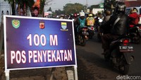 Petugas gabungan menghentikan dan memeriksa kendaraan dengan pelat nomor luar Bandung.