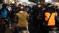 Pelambatan arus lalu lintas ini juga terjadi karena ada kendaraan yang keluar masuk persimpangan menuju pemukiman warga di jalan tersebut.