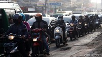 Kendaraan mengular panjang di Jalan Raya Cileunyi-Cibiru, Bandung, Jawa Barat.